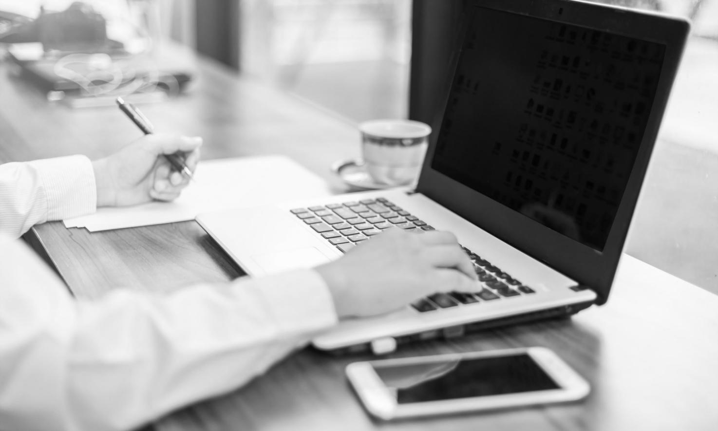 Especialistas en modelado financiero trabajando con datos